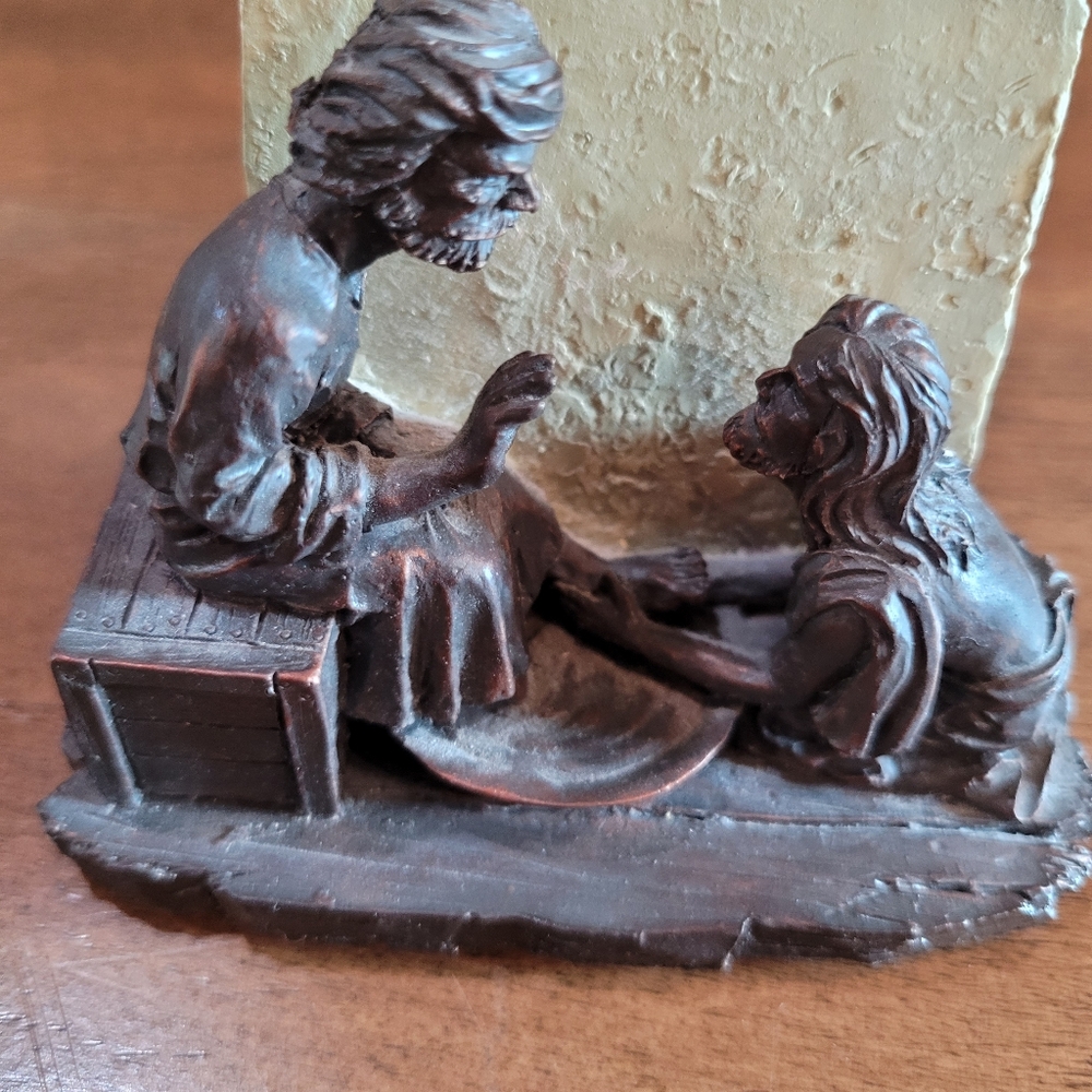 Humble Servant Scripture Cross. Sculpture Jesus washing deciples feet - Picture 9 of 11